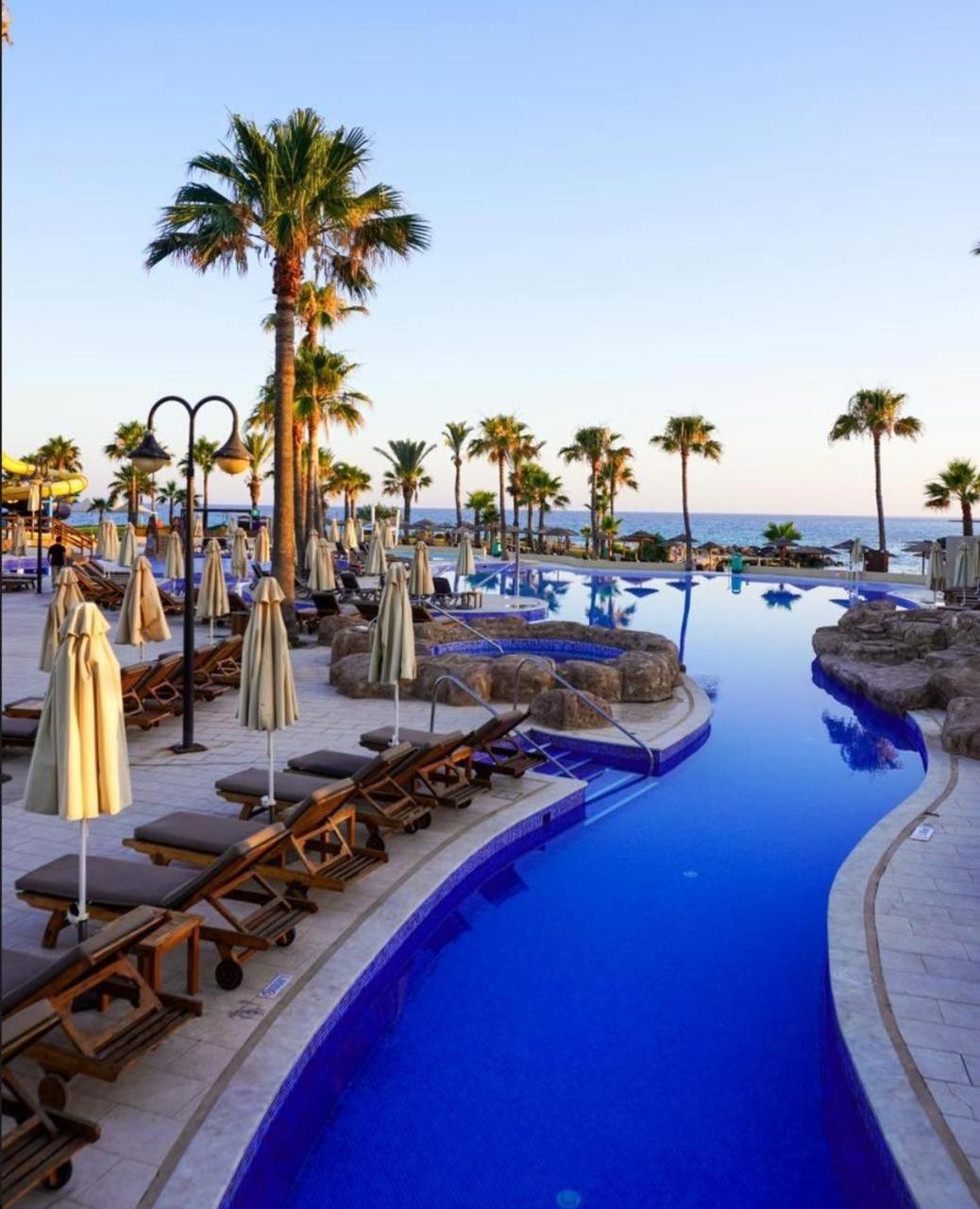 亚当斯海滩酒店 圣纳帕 外观 照片 A pool at the Nissi Beach Hotel